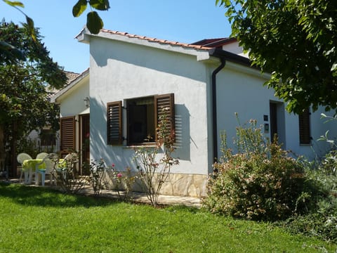 Freistehender Bungalow Perla mit Garten und Grill