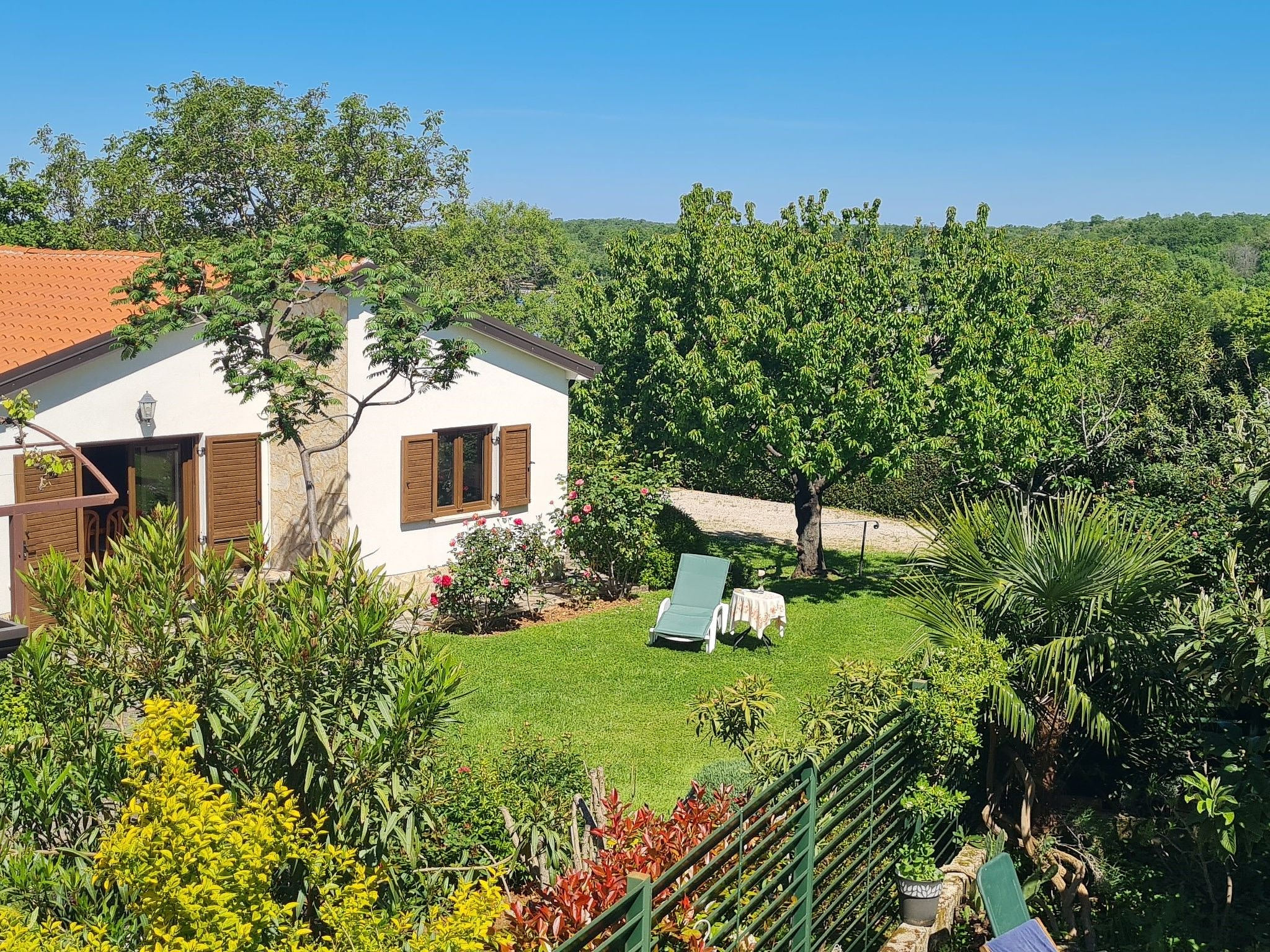 Freistehender Bungalow Perla mit Garten und Grill