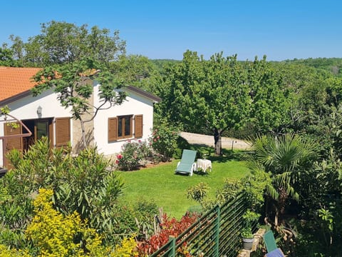 Freistehender Bungalow Perla mit Garten und Grill