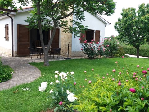 Freistehender Bungalow Perla mit Garten und Grill