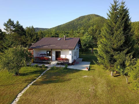mit Garten, Grill und Terrasse