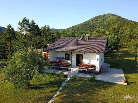 mit Garten, Grill und Terrasse