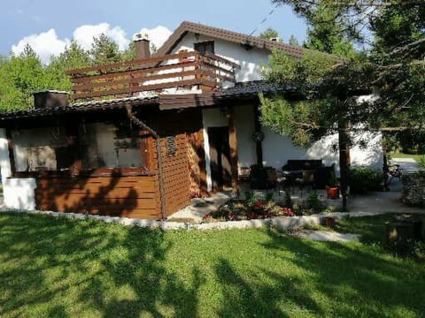mit Garten, Grill und Terrasse