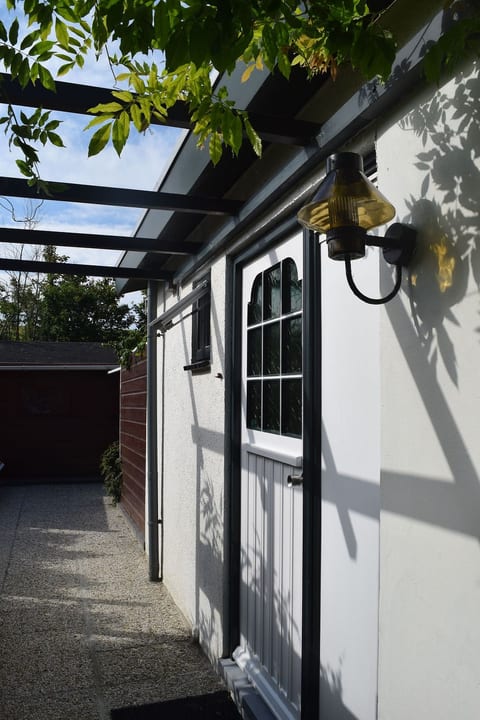 Kleine woning met tuin direct achter de dijk