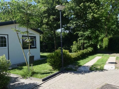 Kleine woning met tuin direct achter de dijk