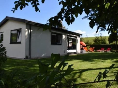 Kleine woning met tuin direct achter de dijk