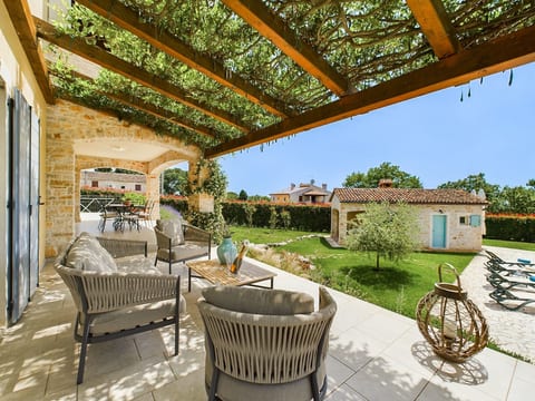 Luxuriöse Villa mit Schwimmbad und großem Garten