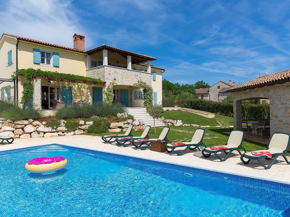 Luxuriöse Villa mit Schwimmbad und großem Garten - Heraki