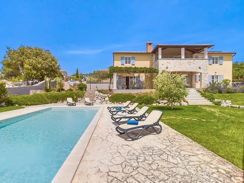 Luxuriöse Villa mit Schwimmbad und großem Garten
