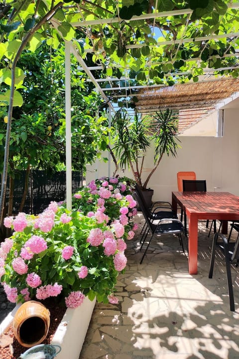Karmen auf zwei Ebenen mit Garten