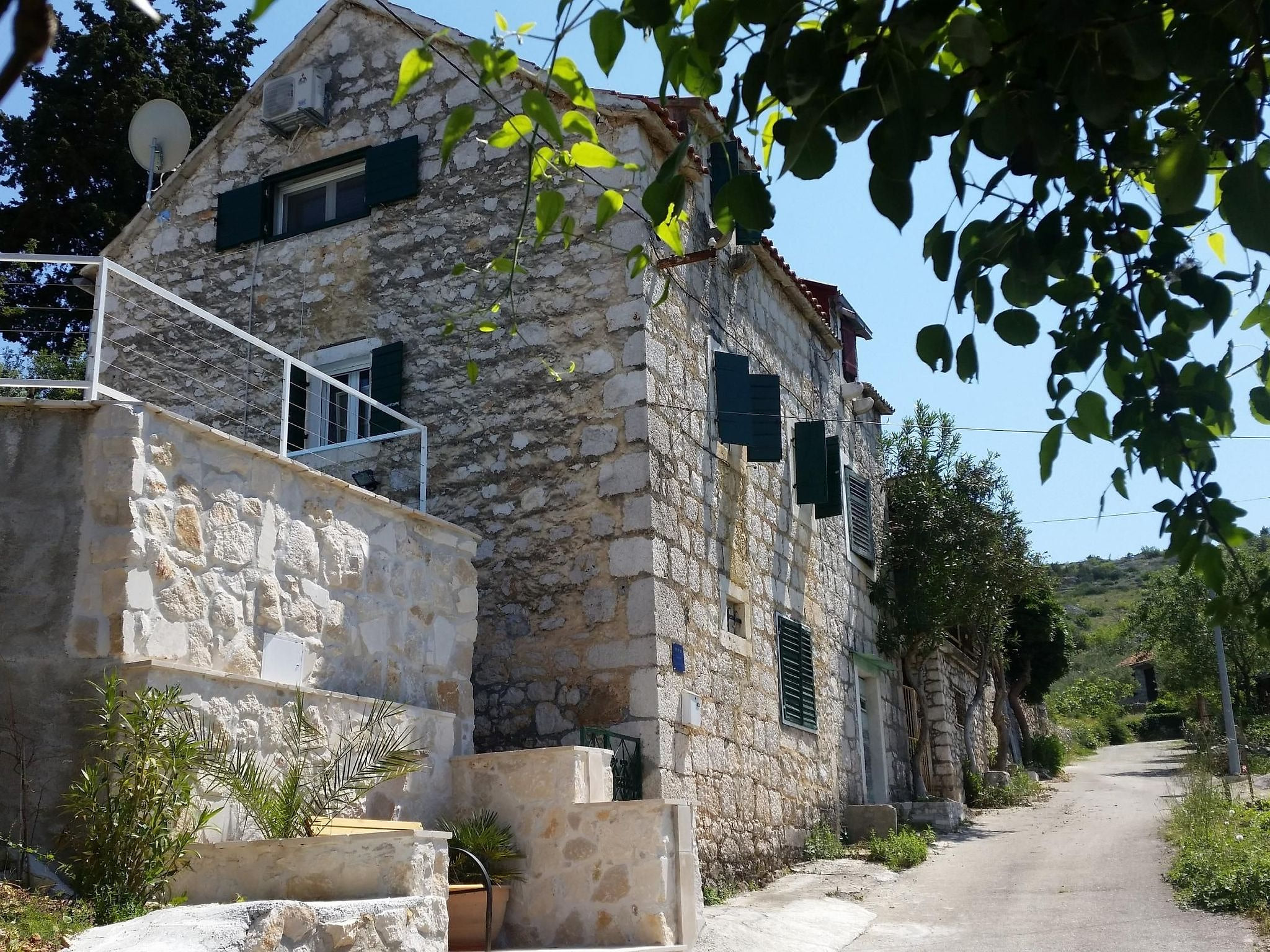 Charmantes Steinhaus mit Pool und Panoramablick