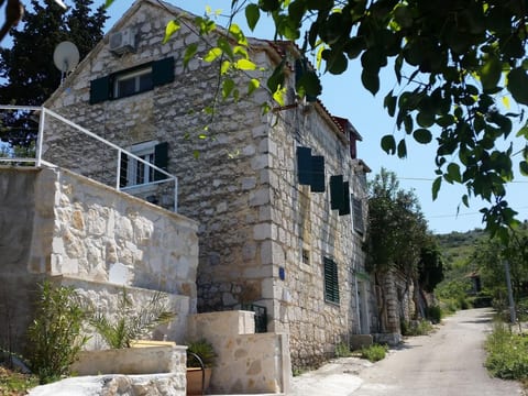Charmantes Steinhaus mit Pool und Panoramablick