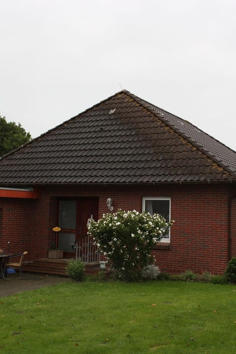 mit kleinem Garten und Grill
