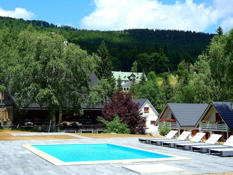 Exklusives Ferienhaus mit Schwimmbad direkt am Wasser