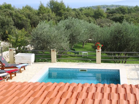 Geräumige Ferienvilla mit Pool und Meerblick