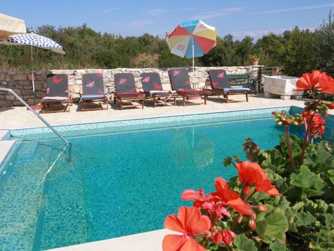 Geräumige Ferienvilla mit Pool und Meerblick