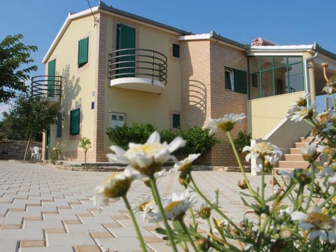 Geräumige Ferienvilla mit Pool und Meerblick