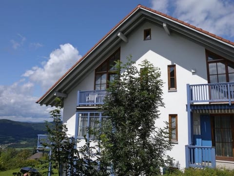 mit Balkon und Bergblick