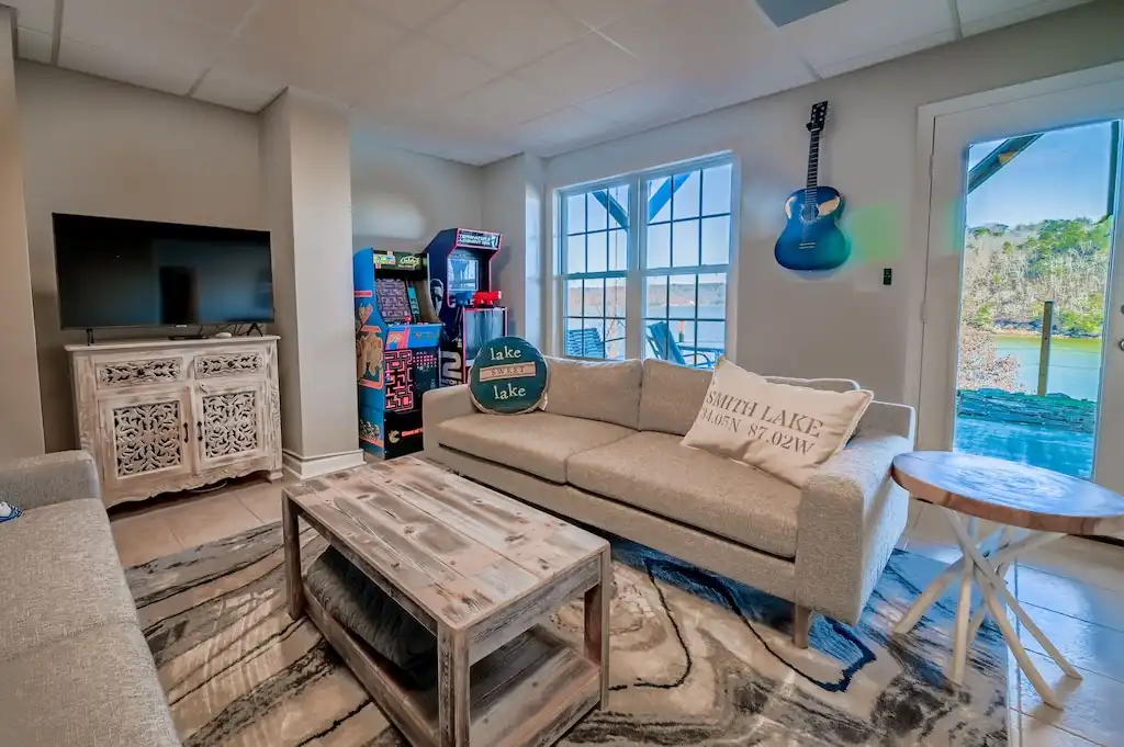 Family / Game Room with a Piano and a Guitar!  Sounds like some good music! - Clearwater Shores - Smith Lake, AL - Bremen