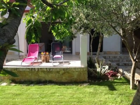mit Garten, Grill und Terrasse