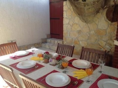 mit Garten, Grill und Terrasse