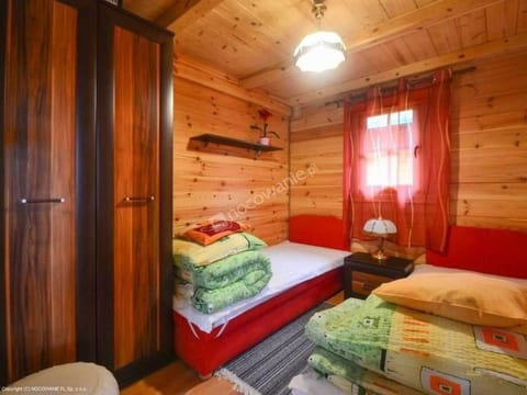 Gemütliches Holzferienhaus mit Grill und Garten