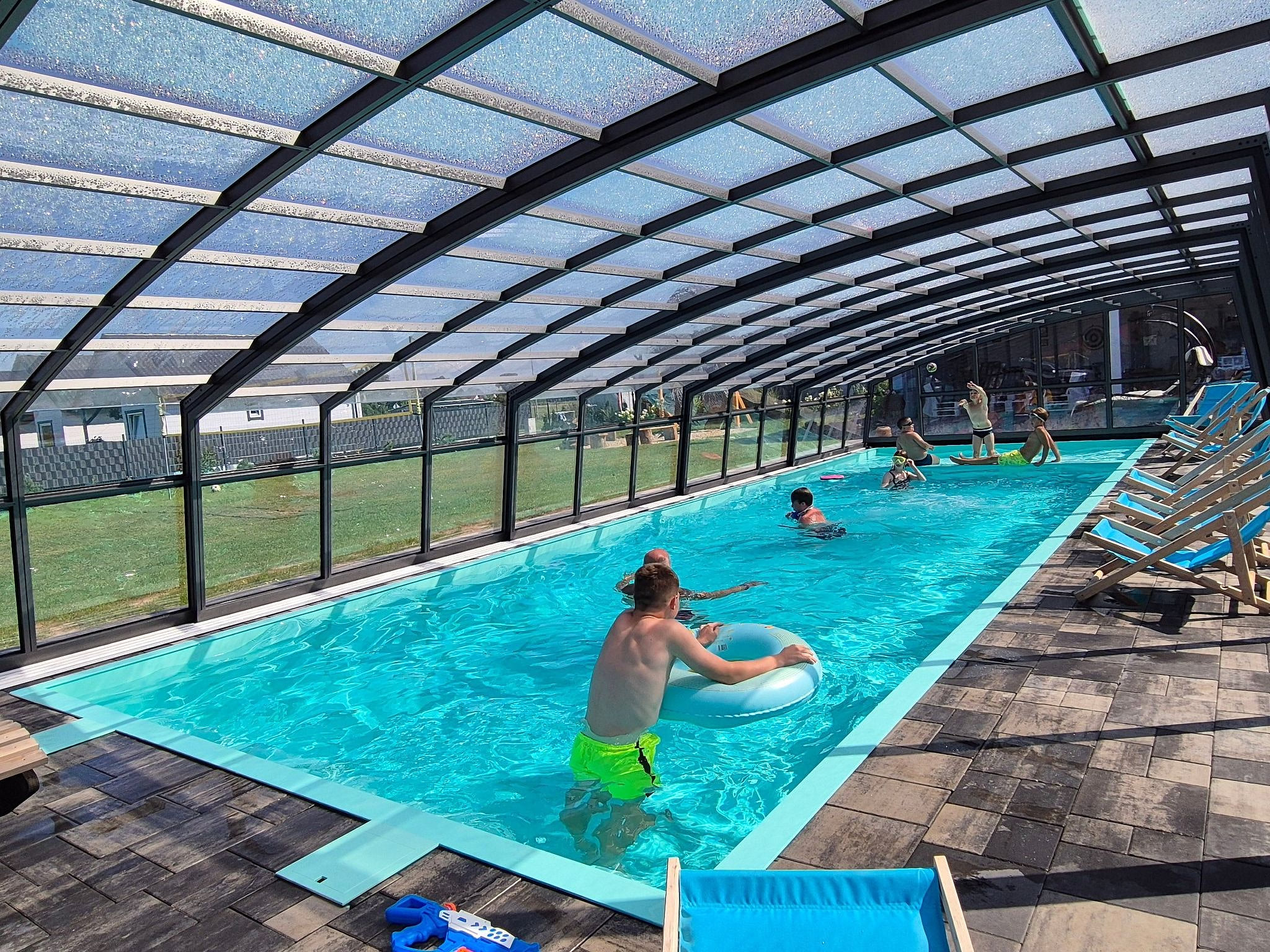 mit gemeinschaftlichem Pool