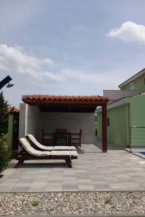 Wohnung in Ljubač mit Großem Garten
