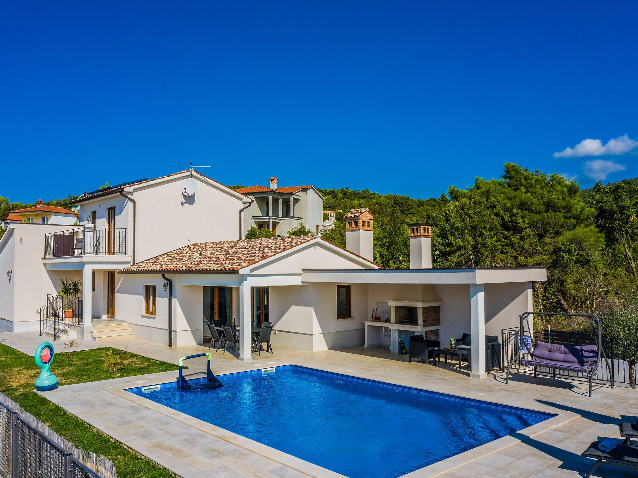 Elegantes Escape mit Pool und Panoramablick