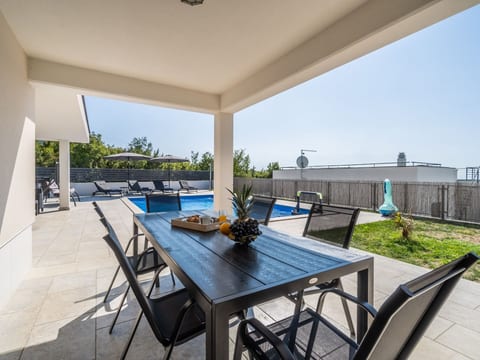 Elegantes Escape mit Pool und Panoramablick