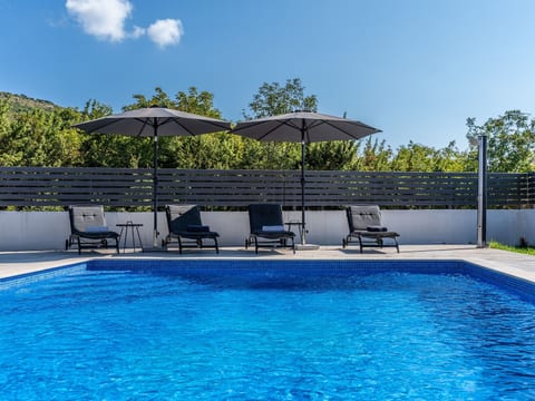 Elegantes Escape mit Pool und Panoramablick