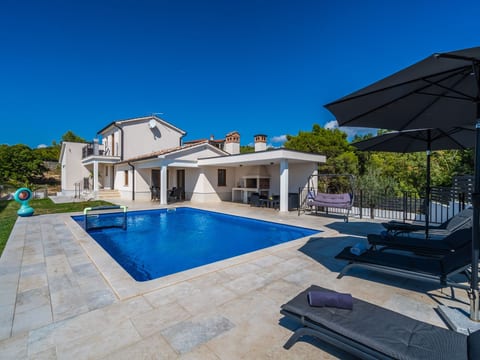 Elegantes Escape mit Pool und Panoramablick
