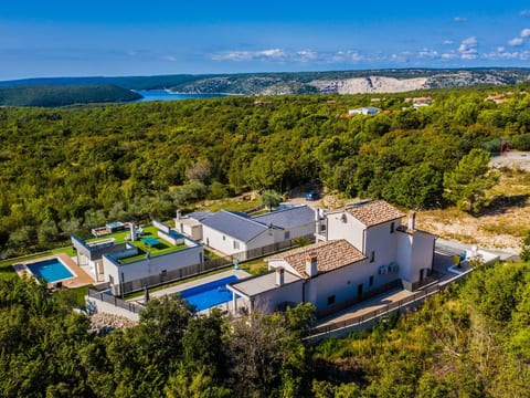 Elegantes Escape mit Pool und Panoramablick