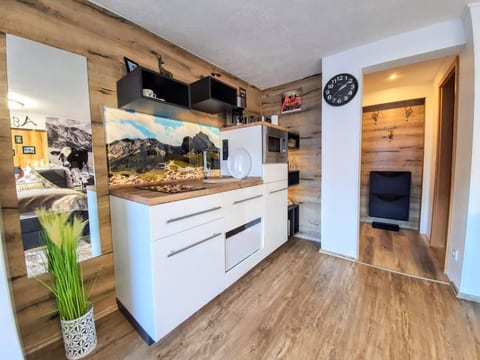 Studio mit Küche, Bad und Süd Balkon und Bergblick