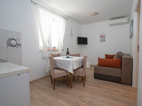 Schöne Wohnung in Sveti Filip I Jakov mit privatem Parkplatz