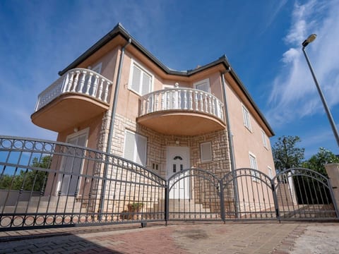 Schöne Wohnung in Sveti Filip I Jakov mit privatem Parkplatz
