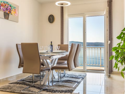 Große Wohnung in Omiš mit Möbliertem Balkon