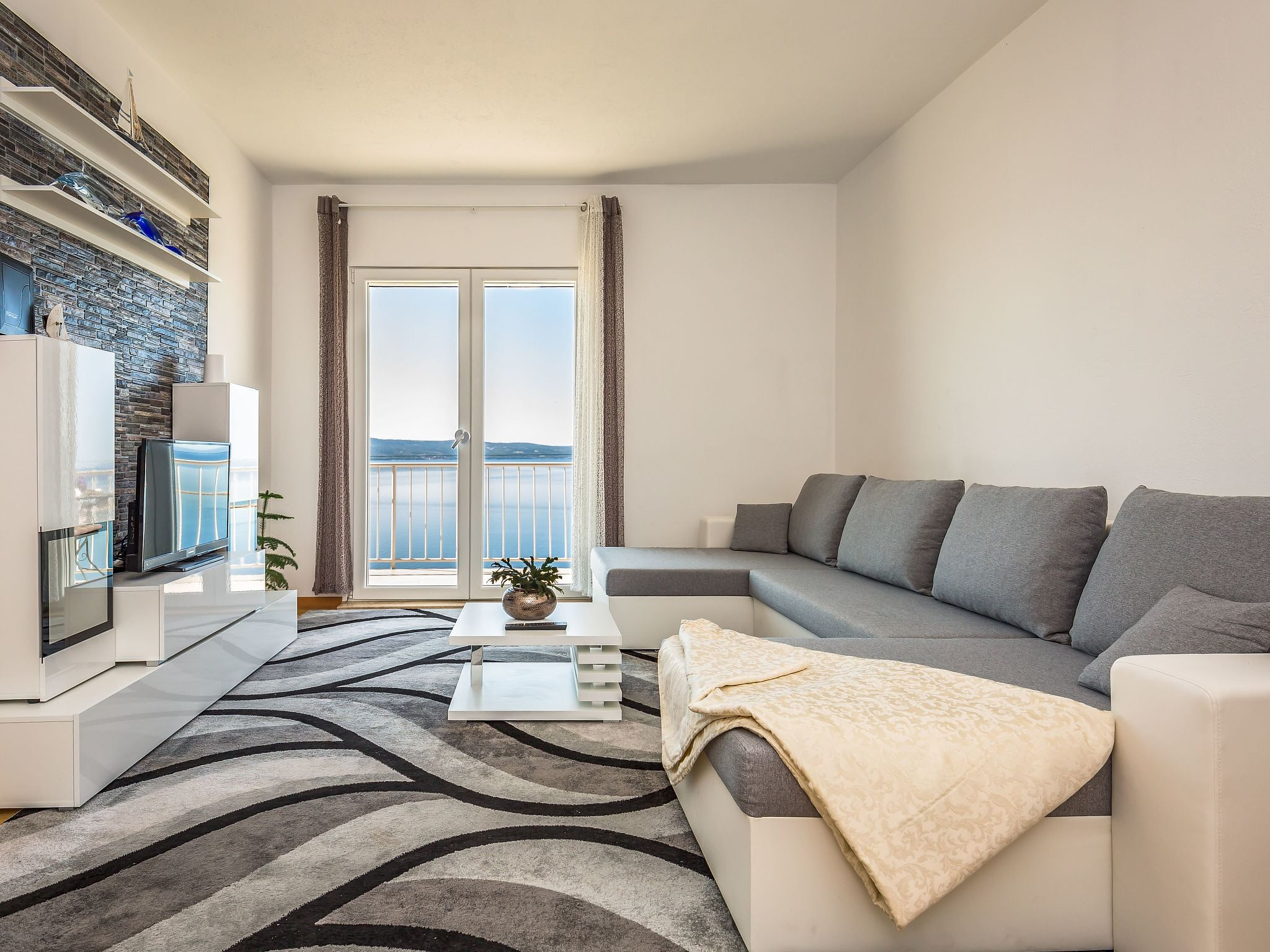 Große Wohnung in Omiš mit Möbliertem Balkon