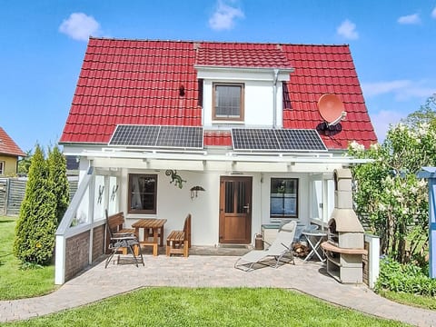 Behagliches Ferienhaus mit Garten und Terrasse