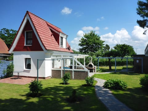 Behagliches Ferienhaus mit Garten und Terrasse