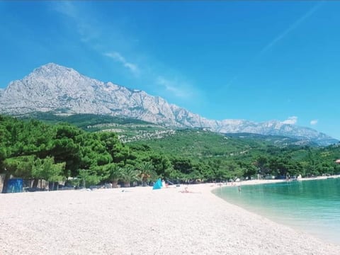 Weiße Idylle auf dem blauen Meer