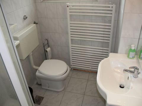 Erdgeschoss Doppelbettzimmer 25m² mit geräumiger Terrasse und Meerblick Villa M