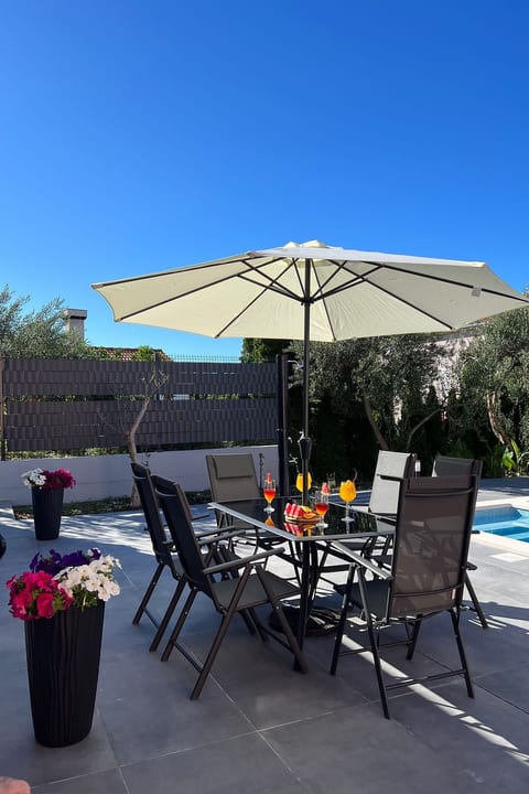 Moderne ap. 2 mit Pool und Grill in der Nähe von Split und Trogir