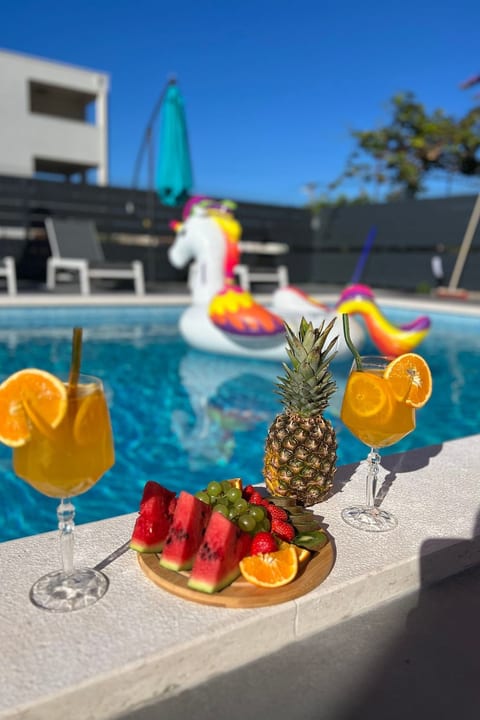 Moderne ap. 2 mit Pool und Grill in der Nähe von Split und Trogir