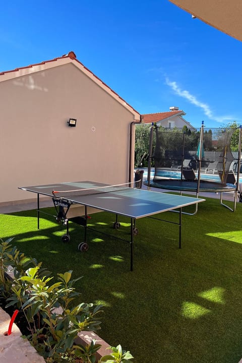 Moderne ap. 2 mit Pool und Grill in der Nähe von Split und Trogir