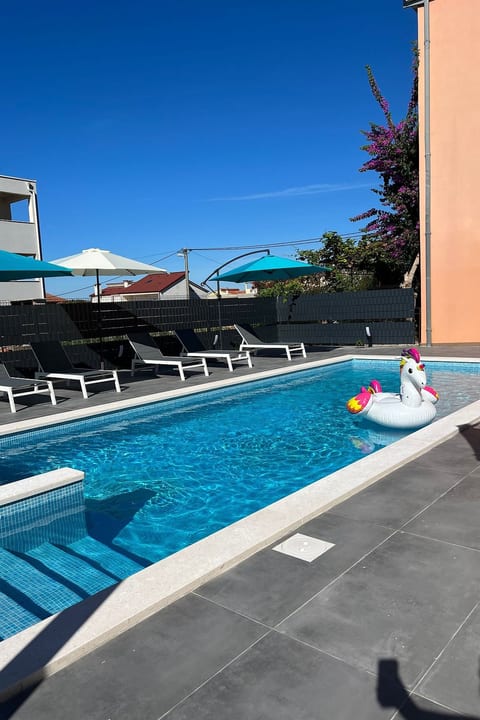 Moderne ap. 2 mit Pool und Grill in der Nähe von Split und Trogir