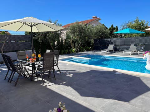Moderne Meerblick ap.1 mit Pool und Terrasse bbq in der Nähe von Split Trogir