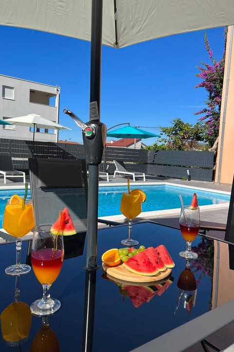 Moderne Meerblick ap.1 mit Pool und Terrasse bbq in der Nähe von Split Trogir
