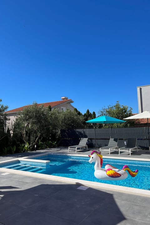 Moderne Meerblick ap.1 mit Pool und Terrasse bbq in der Nähe von Split Trogir