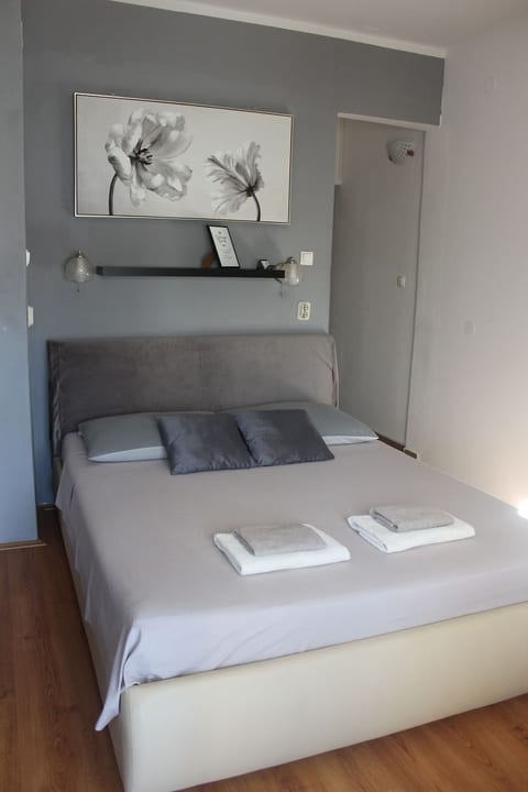 Schönes Gästezimmer mit großer Sonnenterrasse